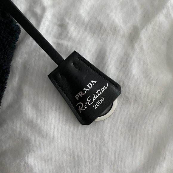 AUTHENTIC PRADA RE EDITION 2000 TERRY MINI BAG - Picture 4 of 8